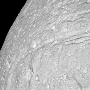 Kratzer und Risse auf Tethys