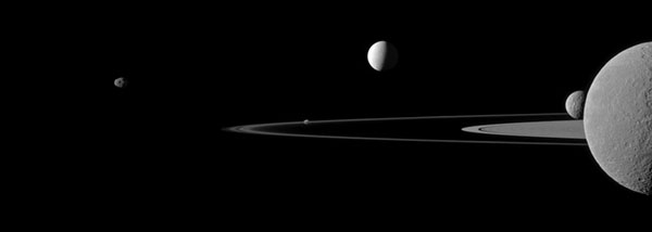 Enceladus in Umlaufbahn um Saturn